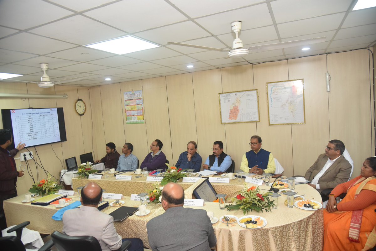 CwcGuwahati's tweet photo. Presentation of CWC RO Guwahati profile to Hon'ble MOS for Consumer affairs, Food &amp; Public Distribution and Rural development GOI , Ms Sadhvi Niranjan Jyoti ji today at @fci_ne's Zonal Office in #Guwahati during inauguration of Food Storage Depot in Manipur. @cwc_warehouse https://t.co/3Kx8ybKGoC