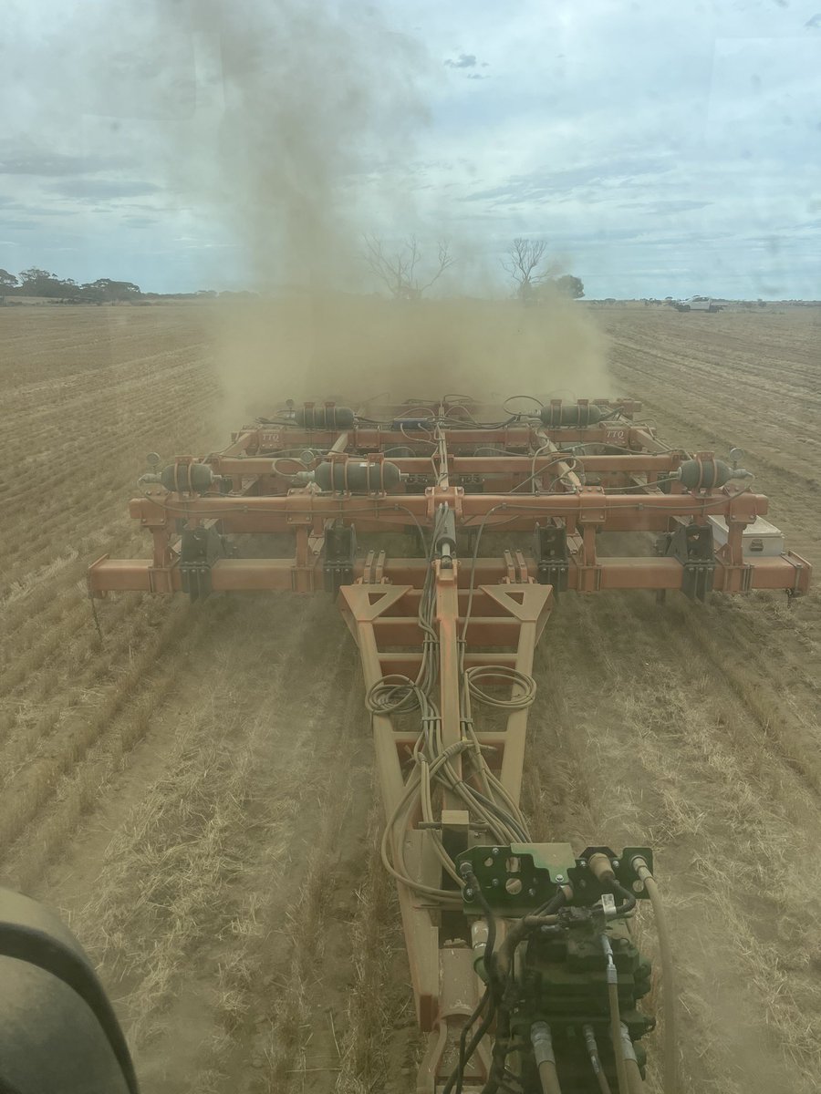 MioliniMitchell's tweet photo. Back into some deep ripping for 2023. Still some good sub soil moisture there at around 300-600mm @TTQAgriculture @Callum_Wesley https://t.co/VJGJRACaEU