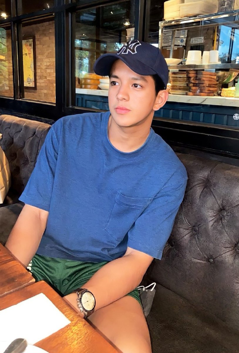 MaximCho2's tweet photo. Fashionable Blue Shirt Prince Tuano Carlos 😉😉😉😉😉😉😉 https://t.co/A5heDdkvSP