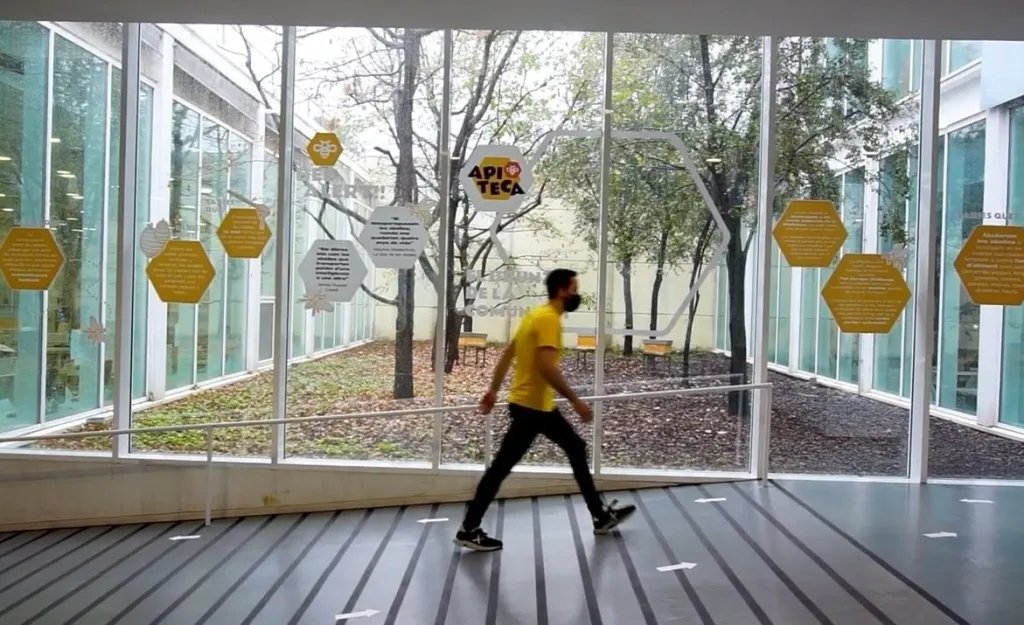 JulianMarquina's tweet photo. 🤩📚🐝 Una biblioteca pública instala colmenas para contribuir a la naturalización de los espacios urbanos

🔗 https://t.co/bVc7Ofz6Gx

📚 #Bibliotecas
📕 #BibliotecasPúblicas
🐝 #Apiteca
🔖 #Apicultura 
🌍 #Ecosistema https://t.co/nAJQkFVZfx