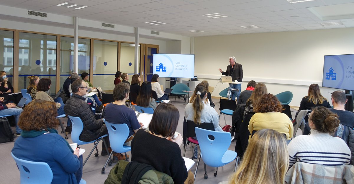 En direct du séminaire « Accessibilisation en contexte universitaire » <a href="/Universite_Caen/">Université de Caen Normandie</a> 
Conférence du Professeur Philippe Tremblay <a href="/universitelaval/">Université Laval</a> 
#ÉducationInclusive #Différenciation #Adaptation #RéussiteÉtudiante