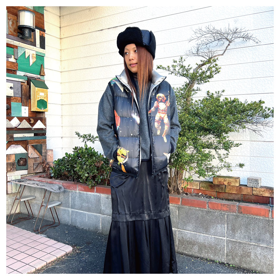 evoluir2002's tweet image. 『 LookLookbook 』
□ outer＿Monro : LIGHTWEIGHT DOWN VEST/エンサイクロペディア
□ skirt＿GOZENCHU : NM◎◎ サテンダブルスカート/blk
#evoluir #Monro #downvest #ダウンベスト #リバーシブルベスト #宇宙柄 #gozenchu #skirt #サテンスカート #modern #street #outdoor #techno #outfit
