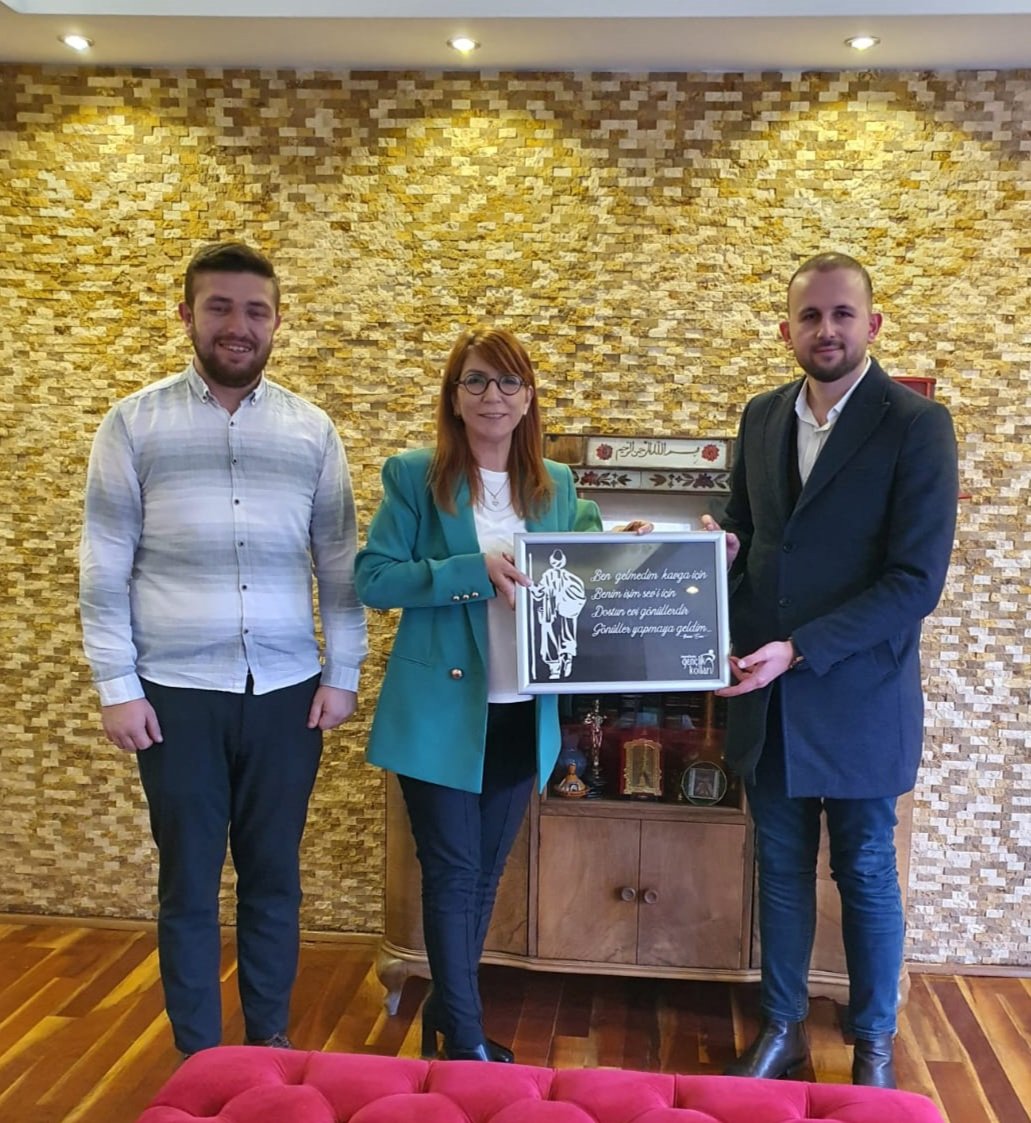 Geçmiş dönem, Milletvekili Adayımız Av. Ayşe Fert Dökmeci Hanımefendi'yi ziyaret ettik. 

Gençlik Kolları Üyesi arkadaşlarımızın darp edilmesiyle ilgili davaya; ilk andan, sürecin sonuna kadar verdiği destek için, kendisine teşekkür ederiz.

#İmzaBirGenç
#TepebaşıAkGençlik