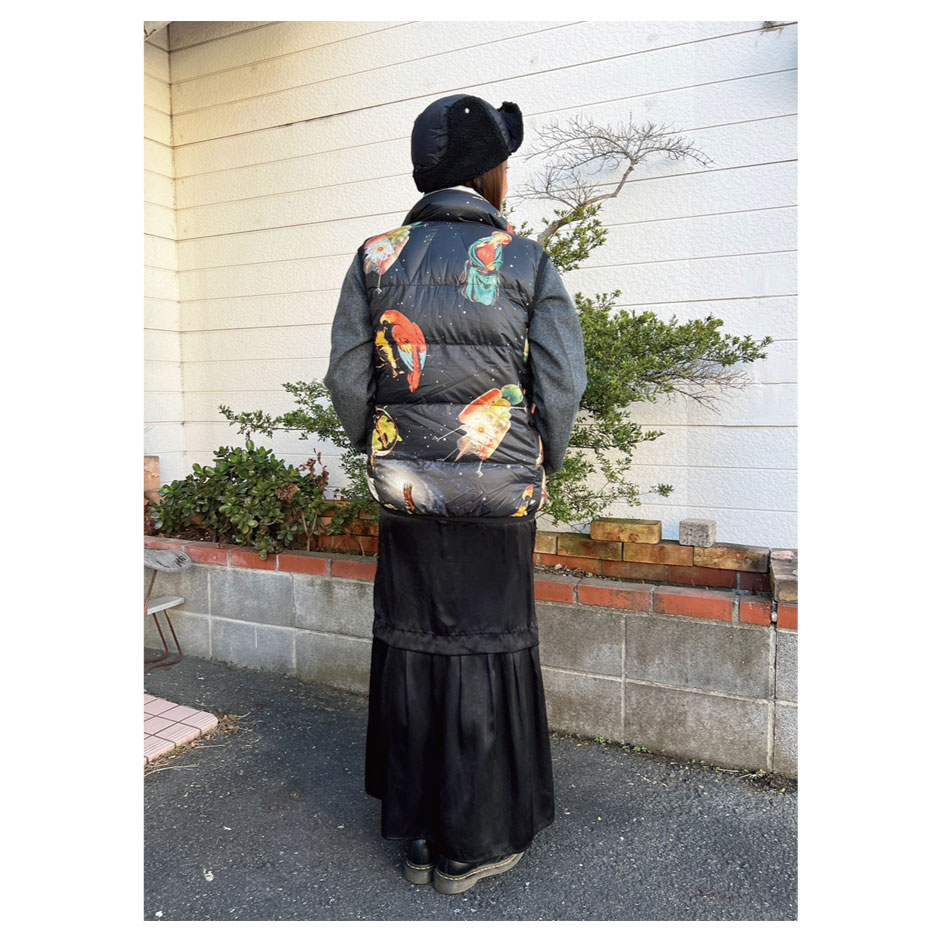 evoluir2002's tweet image. 『 LookLookbook 』
□ outer＿Monro : LIGHTWEIGHT DOWN VEST/エンサイクロペディア
□ skirt＿GOZENCHU : NM◎◎ サテンダブルスカート/blk
#evoluir #Monro #downvest #ダウンベスト #リバーシブルベスト #宇宙柄 #gozenchu #skirt #サテンスカート #modern #street #outdoor #techno #outfit
