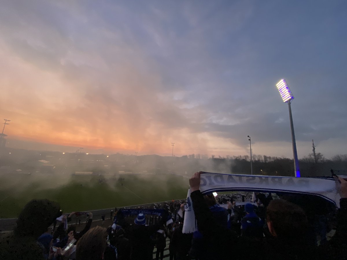 Mehr als ein Ausflug am Wochenende. Delegation von GeBALLte Leidenschaft beim Fantreff auf #s04. Olaf Thon und Spender:innen supporten schon kräftig und machen das richtige Equipment möglich. #Inklusion #einfachmachen. Jede Zeit- und Geldspende kommt an:  gemeinsam-fuer-vielfalt.de/project/geball…