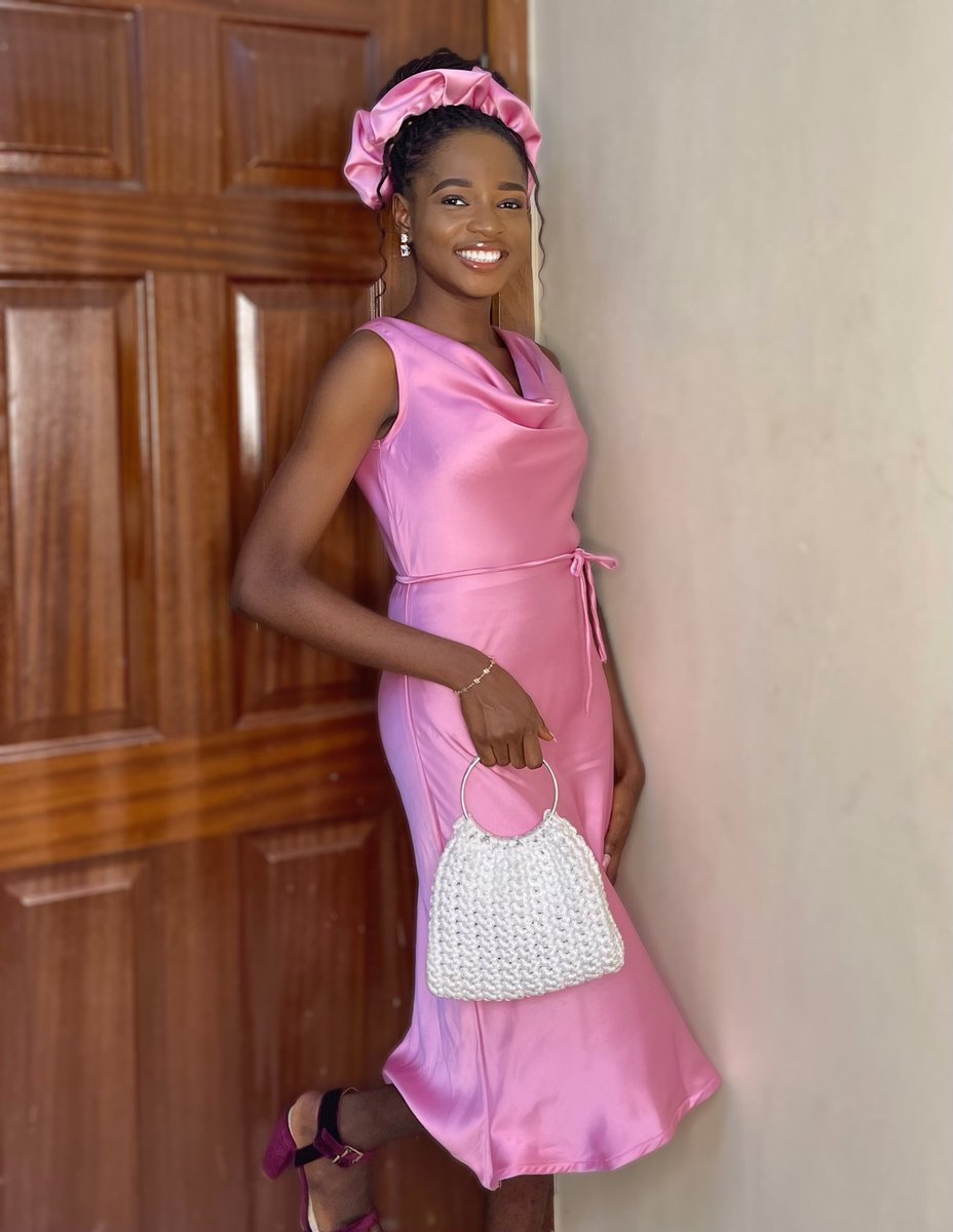 asoyimika's tweet photo. What are you wearing for date night?

Get this cowl neck dress and this handmade bag for 15,000 naira only. 

Available colors: pink, red, Royal blue,black, white, orange and emerald green. https://t.co/kkGs30HMt6