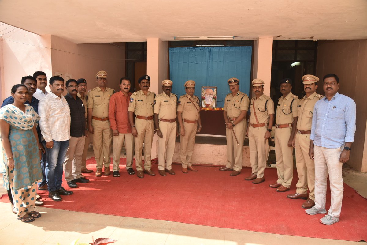 Shri. A. V. Ranganath, IPS, @cpwrl and other officers of #WarangalPolice Commissionerate paid tributes to #MahatmaGandhi on his death anniversary.