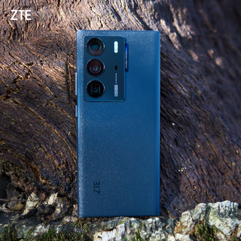 ZTEDevice's tweet photo. #ZTEAxon40Ultra 71-degree streamlining glass shelters the rear, making the device both pleasing to the eye and firm to the touch.
📸: Javier Barba
#zte #viewsoutofthisworld #specs #triplecamera #flagship