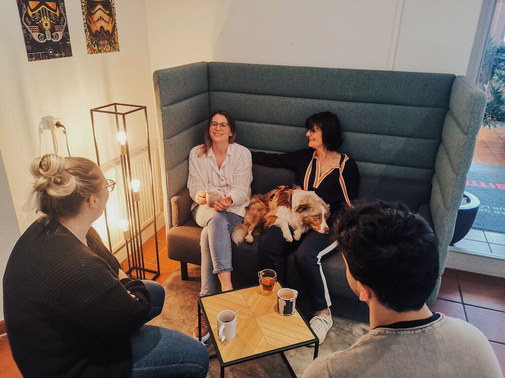 formary_de's tweet photo. Neben Sales Calls, Recruiting Prozessen und der Optimierung unseres Konfigurators ist es wichtig, einfach mal abzuschalten und sich auch über persönliche Dinge mit den Kollegen auszutauschen. Paula und Kaffee sind immer mit von der Partie 😉
#formary #coffeebreak #officelife https://t.co/ZYbtzbQIQE