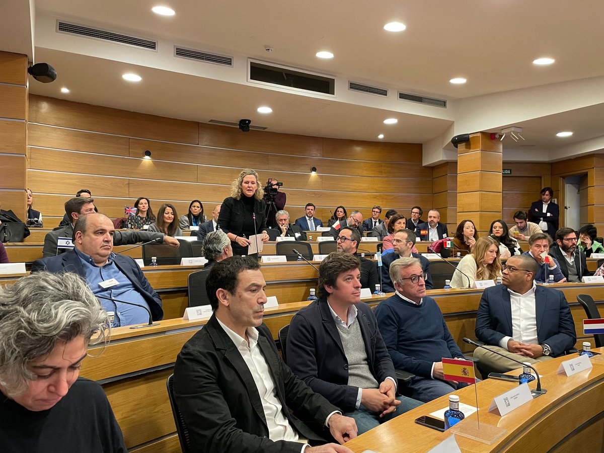 🗣️ Mª Ángeles Prieto, directora General de Economía <a href="/MADRID/">Ayuntamiento Madrid</a> ha moderado las intervenciones del ecosistema innovador madrileño.

🎨 Y <a href="/EduMunilla/">Eduardo Munilla</a> ha recogido los principales mensajes expuestos por #startupsenCEIM y #multinacionales en un mural de #VisualThinking.