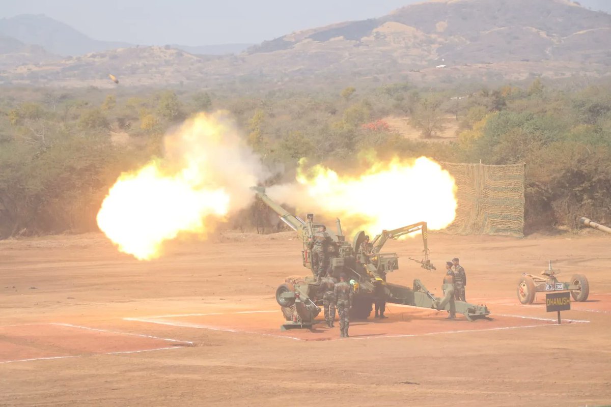 #ExTOPCHI
#SchoolofArtillery showcased destructive might of Artillery Firepower in annual firepower Exercise at #DevlaliFieldFiringRanges 
#DefenceUnicorn