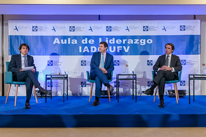 Mirada21es's tweet image. El #presidente de la Junta de #Catilla y León, @alferma1, matizó que en “determinadas situaciones” sí se puede #abortar, durante la visita que hizo con @JMAznar_ES a la @ufvmadrid bit.ly/3JpkSyb