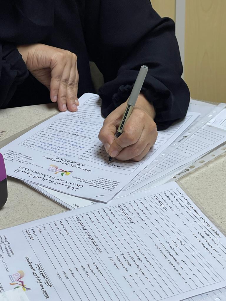 تواصل الوحدة المتنقلة للفحص عن سرطان الثدي استقبال الفئة المستهدفة من النساء بولاية بهلاء.