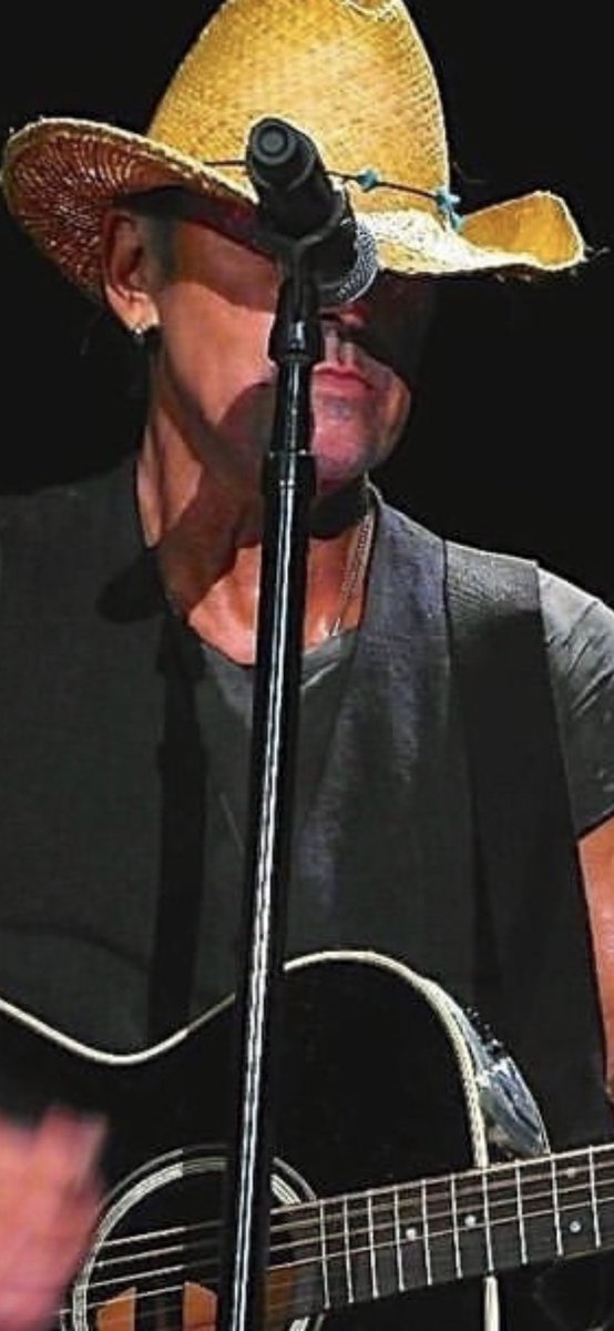 “…Where the sun burst through the clouds
and fall like a circle
A circle of fire down on this hard land…”
❤️🎸🇺🇸🎷❤️
#Buongiorno
#30Gennaio
#Springsteen 
#SpringsteenTour2023