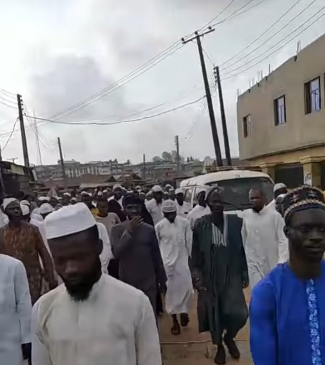 muslimnews_NG's tweet photo. Thug rapes Niqobite in Mosque

An unfortunate incident happened on Sunday in Ibadan, Oyo, when the son of a road transport union sneaked into a #mosque and raped a #niqobite. Some concerned #Muslims led by Sheikh Amubieya held a peaceful walk, demanding #justice for the victim. https://t.co/16UFirqf4Q