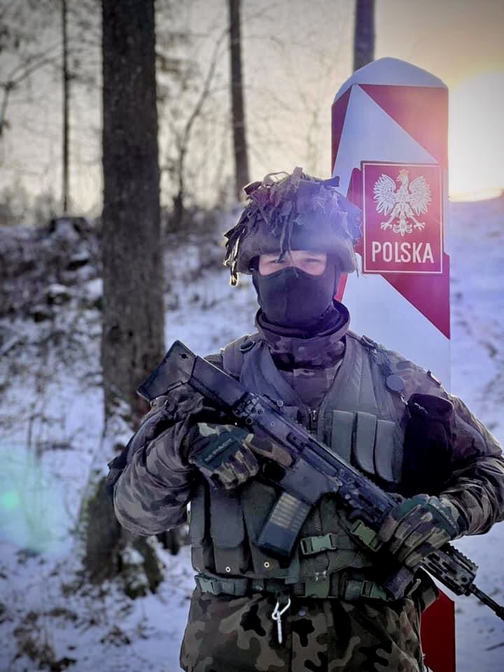 12Dywizja's tweet image. Dzień dobry Polsko❗️

Żołnierze #Dwunastka służą wszędzie tam gdzie są potrzebni☝️

Życzymy Państwu spokojnego dnia❗️

#1Lbz #Dwunastka #WojskoPolskie #StrażGraniczna #PolskaPolicja #SłużymyNiepodległej🇵🇱

📸:1Lbz