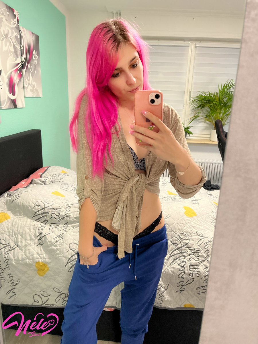 NeleSweet1's tweet photo. 😇Lazy Monday😇?
Oder doch lieber
🤪Crazy Monday🤪?
#ich #pink #hair #model #cool #mode #style #home #nrw #düsseldorf #feeling #viral #2023 #selfie #stylisch https://t.co/pvHC6gBqHO