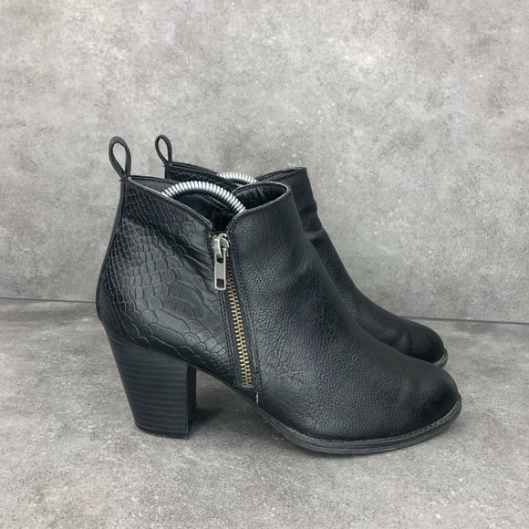 radiance1992's tweet photo. So good I had to share! Check out all the items I'm loving on @Poshmarkapp #poshmark #fashion #style #shopmycloset #sofft: https://t.co/v5mniStZiY https://t.co/uEwk0RFwdq