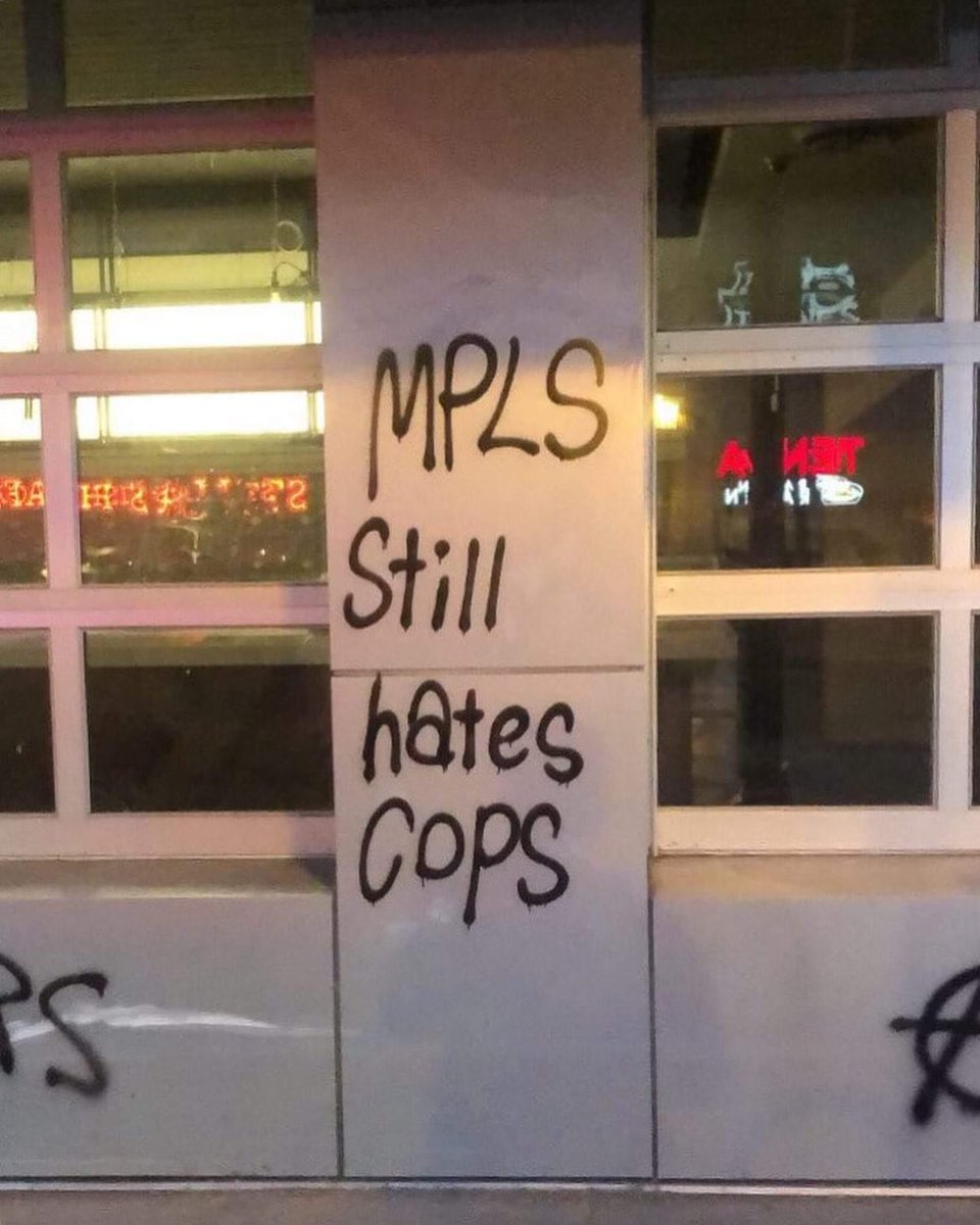 GraffitiRadical's tweet photo. "Minneapolis still hates cops"
Seen in Uptown Minneapolis https://t.co/wzfFDD2itE
