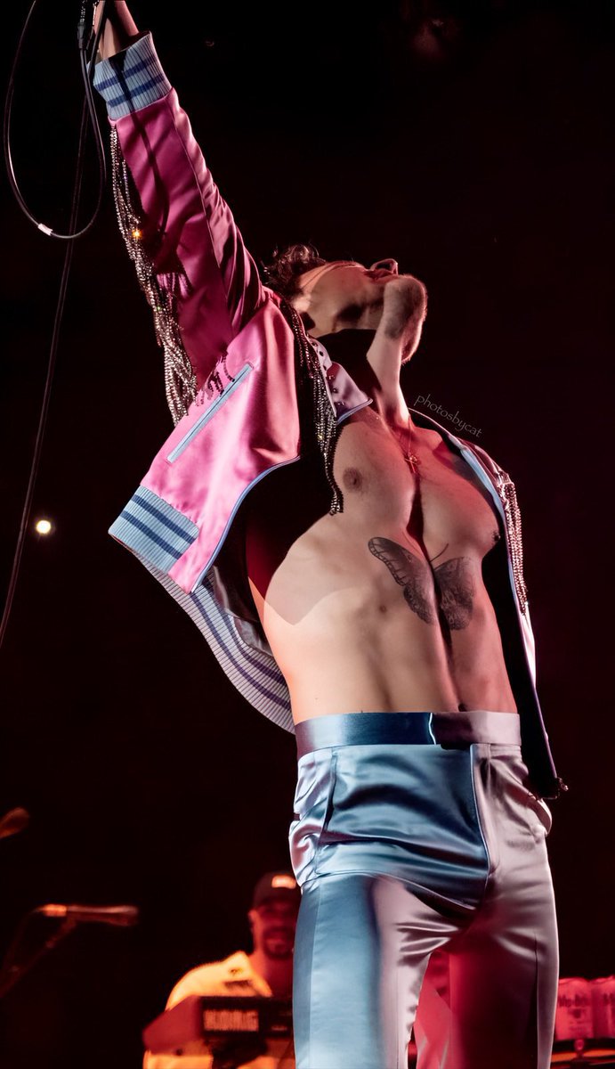 TLarrative's tweet photo. Harry in a perfect pink and blue cowboy suit. Sang Medicine &amp; fans sang back Happy birthday to him. Changed the lyrics to “never leave america”😵‍💫. Kia forum honored Harry with a banner for his residency. Helped fans came out. Waved a Mexican flag &amp; wore a Boa. #lotresidencyla15 https://t.co/dilG2fNRLZ