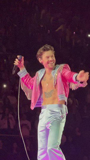 TLarrative's tweet photo. Harry in a perfect pink and blue cowboy suit. Sang Medicine &amp; fans sang back Happy birthday to him. Changed the lyrics to “never leave america”😵‍💫. Kia forum honored Harry with a banner for his residency. Helped fans came out. Waved a Mexican flag &amp; wore a Boa. #lotresidencyla15 https://t.co/dilG2fNRLZ