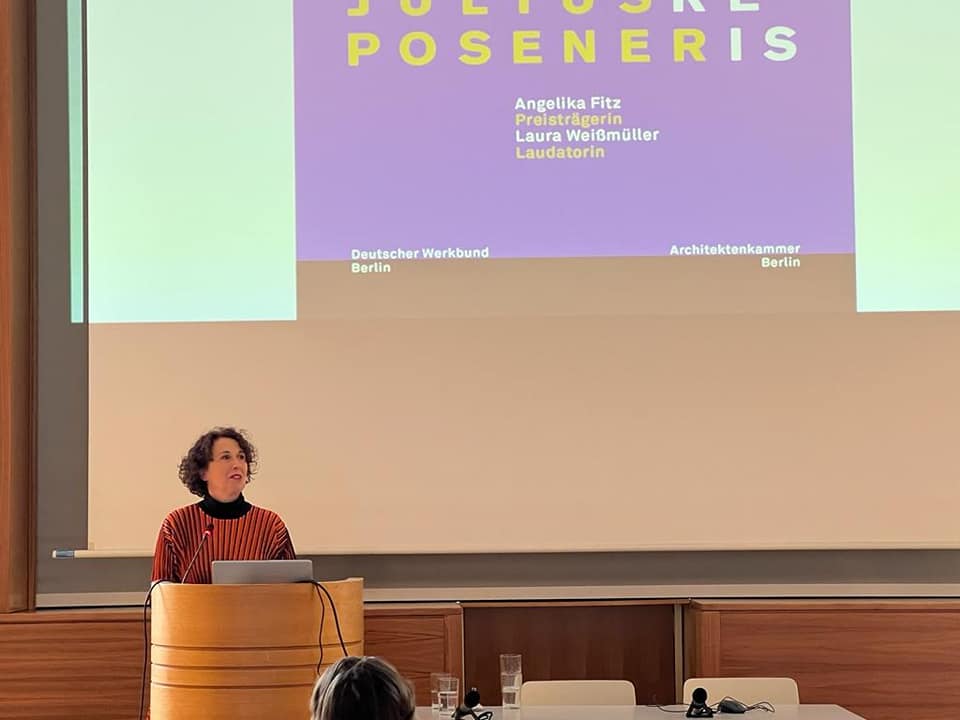 CONGRATS 🍾🎇🎉 Der Julius Posener Preis 2022, der alle zwei Jahre vom Werkbund Berlin verliehen wird, geht an Angelika Fitz, Direktorin des <a href="/AzW_museum/">Architekturzentrum Wien</a>  🎆 Gestern So 29.1. fand in Berlin die große Verleihung statt!!!