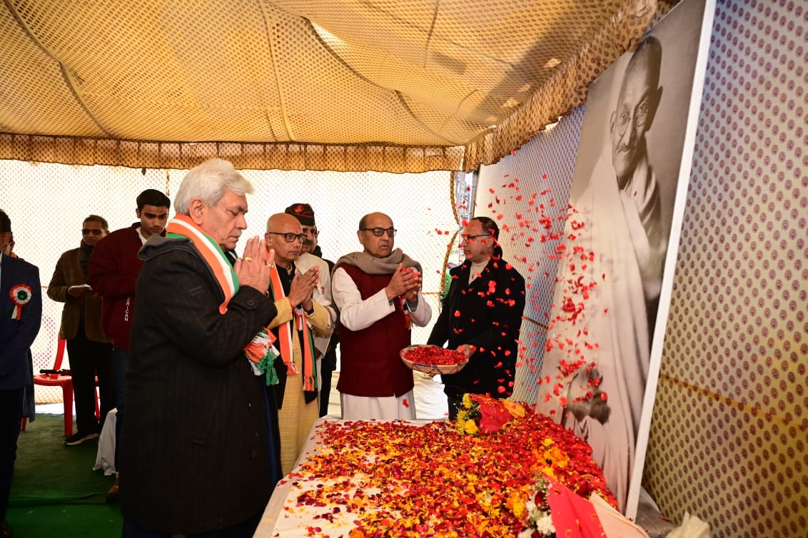 diprjk's tweet photo. LG Sh.@manojsinha_ paid tributes to the Father of the Nation Mahatma Gandhi on his punyatithi; says Bapu's life &amp; teachings continue to guide inter-dependent world in 21st century &amp; eternal values he taught us will sustain human civilization in decades &amp; centuries to come. https://t.co/hjhPHDbf5K