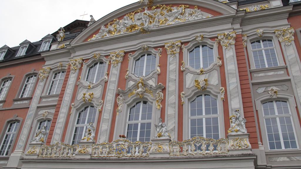 hanalis2023's tweet photo. ;привет, зайки! 28 мы с родителями ездили в город трит, там было очень красиво💫. мы с сестрой увидели девочек, они танцевали кпоп рандом денс, мы к ним подбежали и тоже начали танцевать.💛 они очень обрадовались, одна из них знала русский. было весело! не зря я учу практики🤘🏻😎 https://t.co/f1uqs31j6t