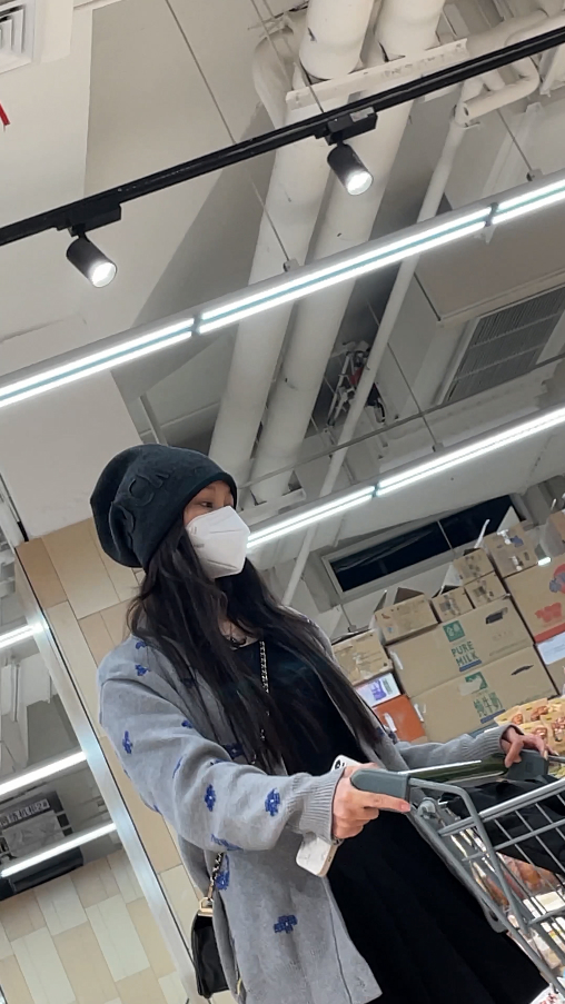 KINGKCD666's tweet photo. kingkcd
今日更新：
1576.小姐姐黑丝腿袜百褶裙打扮靓丽，逛超市专心购物被抄底
推特上永远保持绿色健康。精彩内容请看我主页
#街拍 #抄底 #街拍抄底 #裙底 #upskirt https://t.co/SQhCP0U5fa