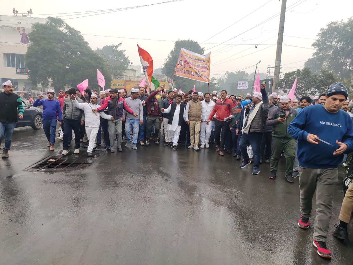 Atewakannauj's tweet photo. क्रांति की भूमि मेरठ मे अटेवा का तूफान उठा खराब मौसम व भारी बारिश के बीच चारों तरफ एक ही आवाज पुरानी पेंशन हो बहाल
NPS निजीकरण समाप्त कराने का एक जुनून लोगों के अंदर आ गया। अटेवा के प्रति लोगों का विश्वास हजार गुना बढ़ा हुआ है। सभी के प्रति आभार।
#vijaykumarbandhu 
#अटेवा 
#NMOPS https://t.co/W4RcjCjI4b
