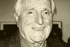 Vor 35 Jahren dann wurde dem Amerikaner Douglas Engelbart das Patent auf ein kleines Gerät erteilt, das seinen Spitznamen nie wieder los werden sollte: die Computermaus. 
30. Januar 1925 -2. Juli 2013