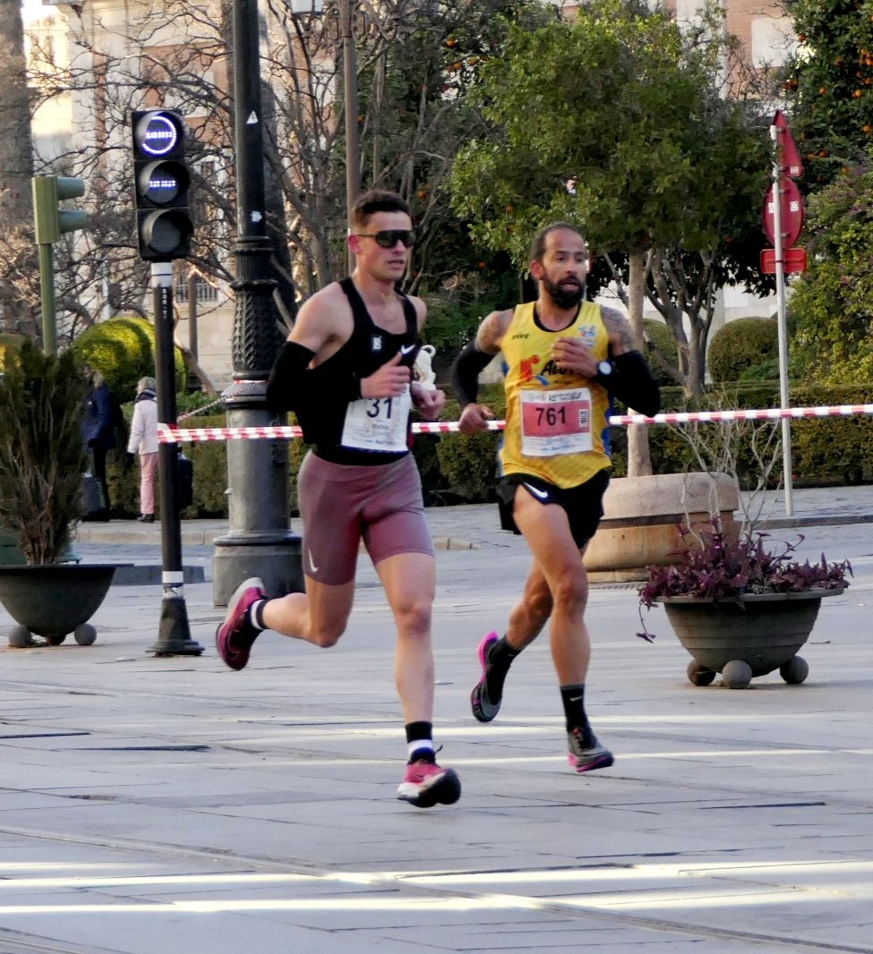 Día chulo 💯 y frío 🥶 para "corretear" por las calles de Sevilla 🤍.
Un gustazo su media maratón <a href="/mediodesevilla/">1/2MaratónSevilla</a>... 🔝 .
#MarcaPersonal🏅
#1h08'07"
Disfrutando el Camino 💛🖤