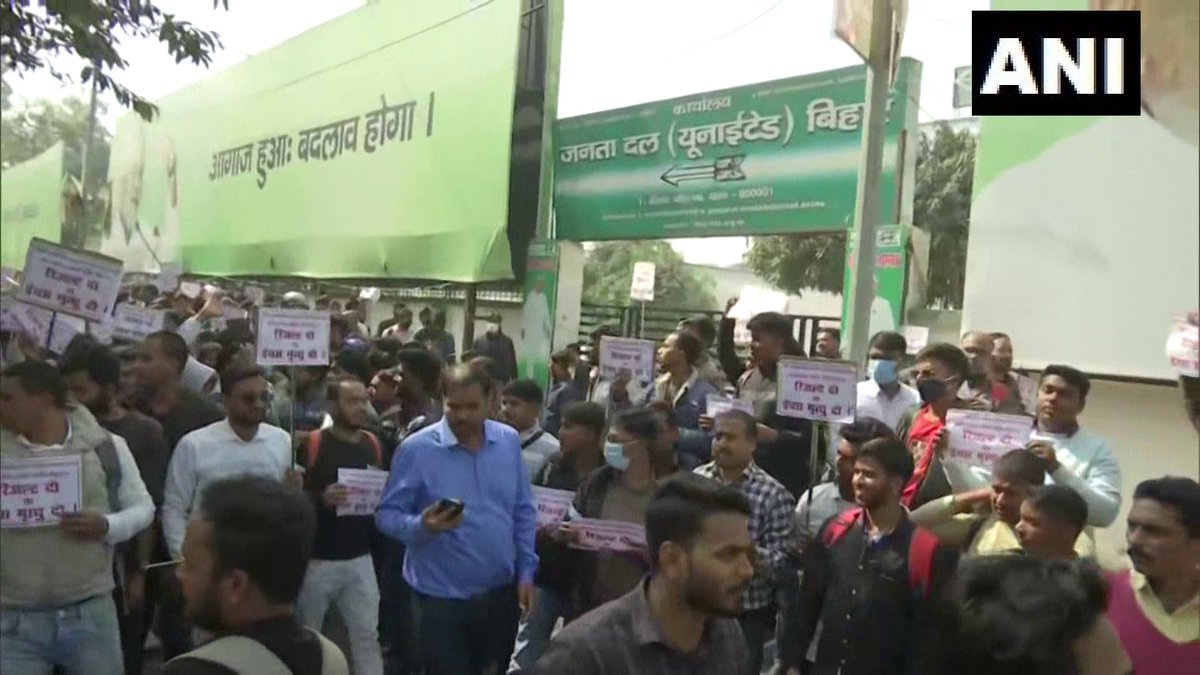 TOIPatna's tweet photo. #Bihar Technical Service Commission aspirants protest outside #JDU &amp;RJD offices in Patna
  
"I was selected as Junior Engineer &amp; dept was also allotted. I was waiting for the joining letter but the result was withheld. We request govt to publish the result," says a protestor https://t.co/b0v3xnxFMh