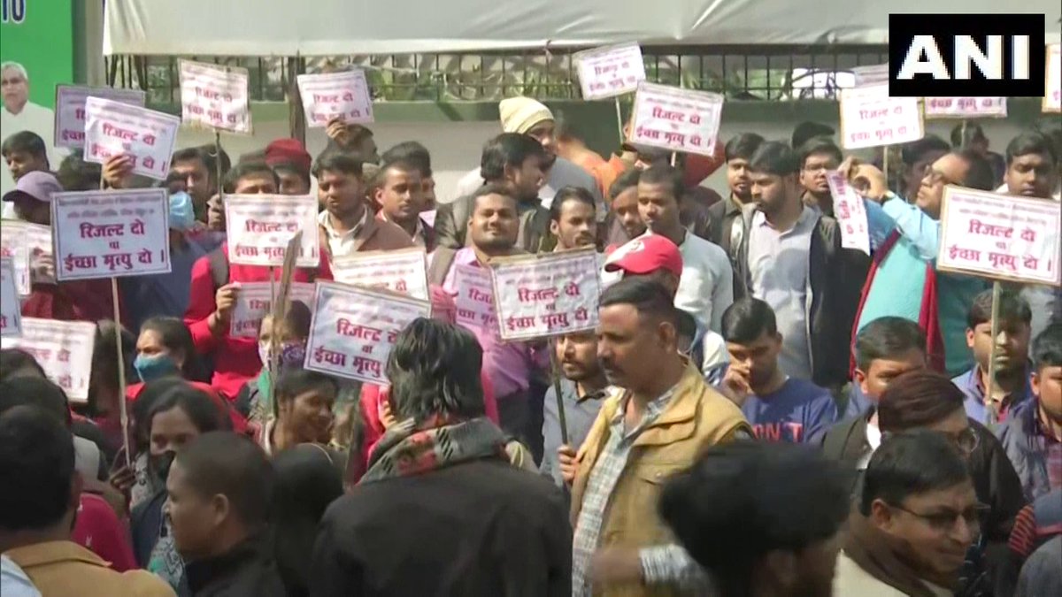 TOIPatna's tweet photo. #Bihar Technical Service Commission aspirants protest outside #JDU &amp;RJD offices in Patna
  
"I was selected as Junior Engineer &amp; dept was also allotted. I was waiting for the joining letter but the result was withheld. We request govt to publish the result," says a protestor https://t.co/b0v3xnxFMh