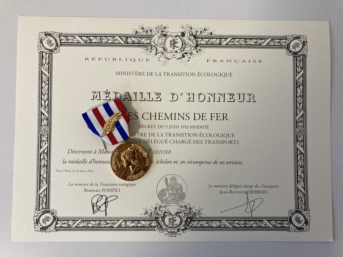 Cérémonie de remise de médaille d’honneur des #CheminsDeFer au @TERHDF . Médailles remises par @alexnicollet31 aux agents pour les 25,35 et 38 ans de service. Félicitations aux récipiendaires ✅ #SNCF