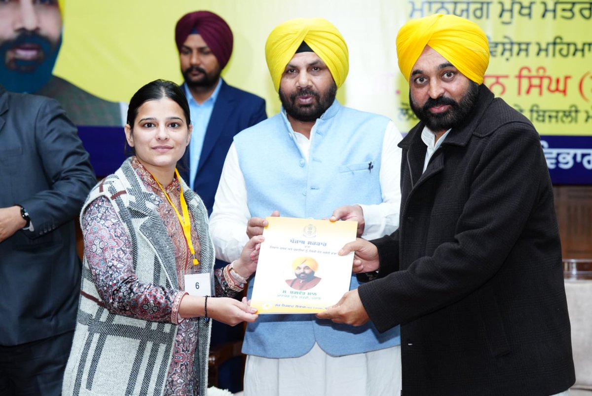 AAPHarbhajan's tweet photo. ਮਾਣਯੋਗ ਮੁੱਖ ਮੰਤਰੀ ਸ @BhagwantMann ਜੀ ਨੇ ਲੋਕ ਨਿਰਮਾਣ ਵਿਭਾਗ ਵਿੱਚ 188 ਜੂਨੀਅਰ ਇੰਜੀਨੀਅਰਾਂ ਨੂੰ ਨਿਯੁਕਤੀ ਪੱਤਰ ਵੰਡੇ ਅਤੇ ਨਾਲ ਹੀ ਇਮਾਨਦਾਰੀ ਅਤੇ ਸਖ਼ਤ ਮਿਹਨਤ ਨਾਲ ਕੰਮ ਕਰਨ ਲਈ ਪ੍ਰੇਰਿਆ। ਨੌਜਵਾਨਾਂ ਨੂੰ ਰੁਜ਼ਗਾਰ ਦੇਣਾ ਮਾਨ ਸਰਕਾਰ ਦੀ ਪ੍ਰਮੁੱਖ ਤਰਜੀਹ ਹੈ । ਮੇਰੇ ਵਲੋਂ ਨਵਨਿਯੁਕਤ JE's ਨੂੰ ਵਧਾਈਆਂ ਅਤੇ ਸ਼ੁੱਭਕਾਮਨਾਵਾਂ । https://t.co/0hDTK5bd2W
