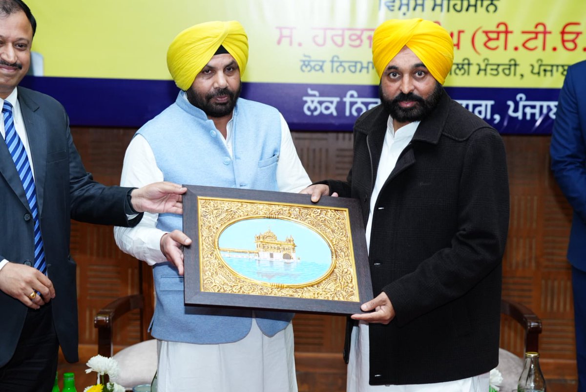 AAPHarbhajan's tweet photo. ਮਾਣਯੋਗ ਮੁੱਖ ਮੰਤਰੀ ਸ @BhagwantMann ਜੀ ਨੇ ਲੋਕ ਨਿਰਮਾਣ ਵਿਭਾਗ ਵਿੱਚ 188 ਜੂਨੀਅਰ ਇੰਜੀਨੀਅਰਾਂ ਨੂੰ ਨਿਯੁਕਤੀ ਪੱਤਰ ਵੰਡੇ ਅਤੇ ਨਾਲ ਹੀ ਇਮਾਨਦਾਰੀ ਅਤੇ ਸਖ਼ਤ ਮਿਹਨਤ ਨਾਲ ਕੰਮ ਕਰਨ ਲਈ ਪ੍ਰੇਰਿਆ। ਨੌਜਵਾਨਾਂ ਨੂੰ ਰੁਜ਼ਗਾਰ ਦੇਣਾ ਮਾਨ ਸਰਕਾਰ ਦੀ ਪ੍ਰਮੁੱਖ ਤਰਜੀਹ ਹੈ । ਮੇਰੇ ਵਲੋਂ ਨਵਨਿਯੁਕਤ JE's ਨੂੰ ਵਧਾਈਆਂ ਅਤੇ ਸ਼ੁੱਭਕਾਮਨਾਵਾਂ । https://t.co/0hDTK5bd2W