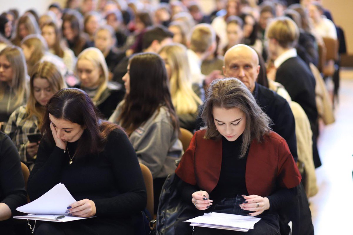 mrm_leszno's tweet photo. Kolejna runda✔️ Leszczyńskiej Ligi Debat Oksfordzkich już za nami! We wtorek, 24 stycznia🗓, uczniowie leszczyńskich szkół, debatowali między sobą nad postawionymi tezami w 📍auli l Liceum Ogólnokształcącego w Lesznie. 

#Leszno https://t.co/KSIeObQTg9