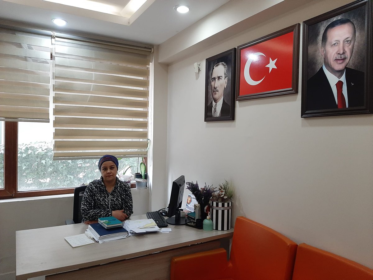 DefneAkkadin's tweet photo. AK Parti Defne İlçe Kadın Kolları Yönetim Kurulu Üyesi  Sn. Emine Gezer nöbet görevini icra ediyor çalışmalarından dolayı teşekkür eder, nöbetinde başarılar dileriz. https://t.co/ZE1HmYiPGH