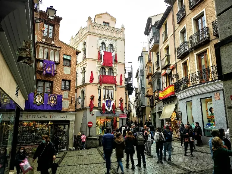 avecesveoviajes's tweet photo. La Plaza de las Cuatro Calles del centro histórico #Toledo es una plaza diminuta pero con mucha historia, donde por cierto no convergen cuatro calles, si no cinco.
#toledoturismo #CLMvivetumundointerior #CLMtumundointerior
https://t.co/fUnRktQa5z https://t.co/7cw0AMUxLK