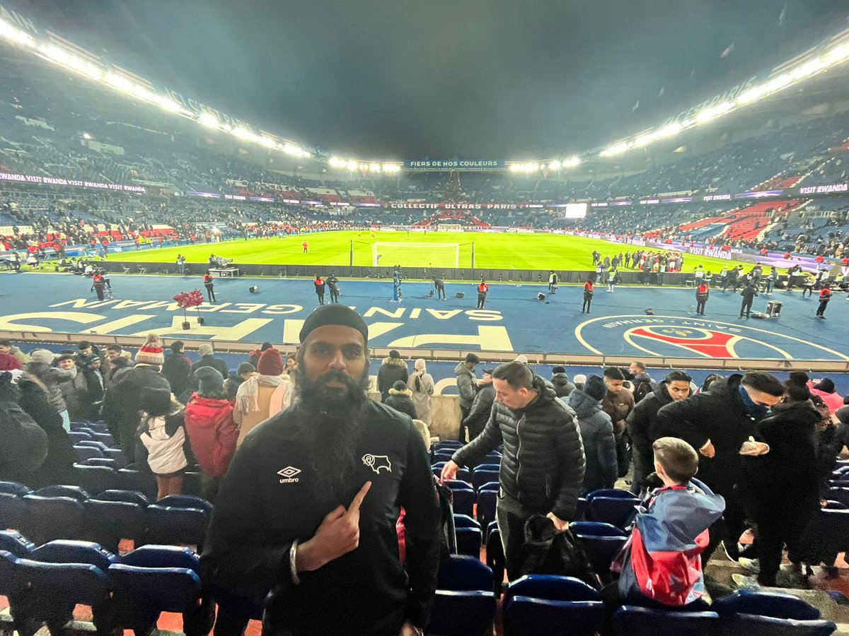 sarinadosanjh's tweet photo. You can take the boy out of Derby but you canโt take the Derby outta the boy!
Everywhere we goโฆ๐๐ค๐ค@viksinghdosanjh #dcfc #dcfcfans #ramsontour https://t.co/IQCX7CZsRp