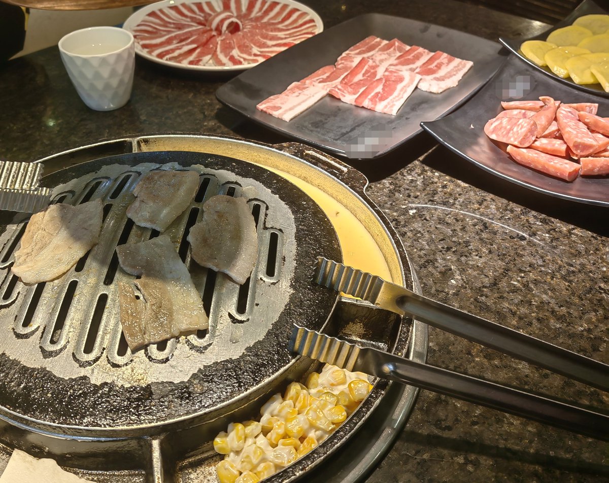 和闺蜜去吃烤肉

我：焦焦的好好吃，我爱吃致癌物
她：癌上你
我：你不爱吃？
她：爱吃
我：癌上我们～

好好吃呀好好吃😋 https://t.co/RehEH08xTJ