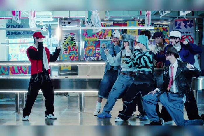 KpopChartNet's tweet photo. 8TURN Tampil Seru dan Penuh Warna Dalam MV Debut 'TIC TAC'
#8TURN #TICTAC #MNHEntertainment
https://t.co/nEkB8TUjGI https://t.co/zWhfZpHiTp