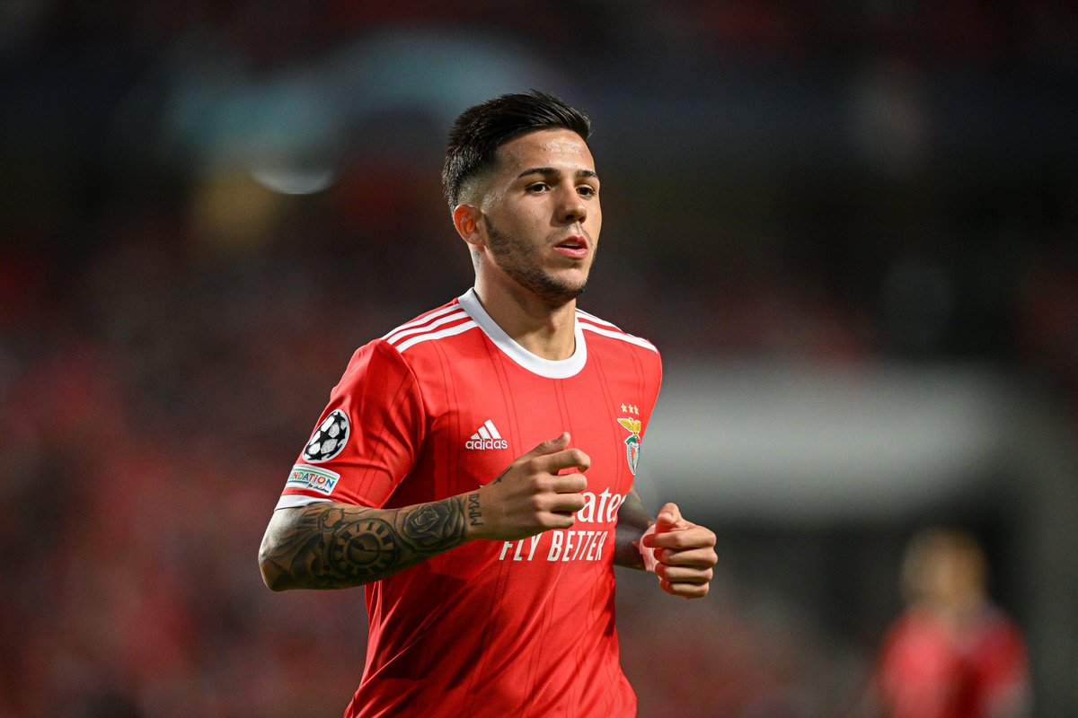 FabrizioRomano's tweet photo. Understand Chelsea are negotiating with Benfica again right now — as they have confirmed to Benfica intention to proceed with €120m bid in installments for Enzo Fernández. It’s a crucial day. 🚨🔵 #CFC

Rui Costa, expected to decide after he always asked for the release clause. https://t.co/9aBwHv61es