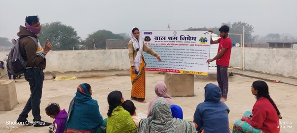 ILO_Childlabour's tweet photo. In Chhattisgarh, India, outreach campaigns 🪧 by the labour department and @ILAB_DOL @ILO #MAP16 project have made residents and children in urban areas more aware about the risks of #childlabour in domestic work 🧹 🧽 🔨 https://t.co/AsV0T9QoWi