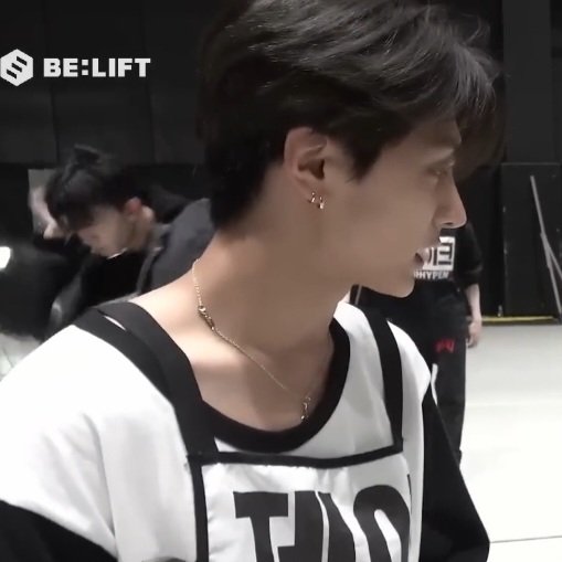 tearsforenhypen's tweet photo. heeseung in the back is taking me tf out https://t.co/WgsAYy7OXD