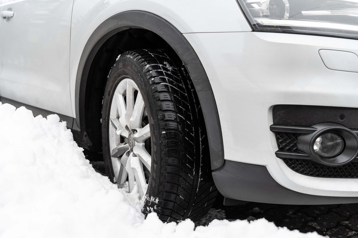 kuesofficial's tweet photo. ❄️ Wichtig ist, trotz plötzlichem Wintereinbruch mit Schnee und Eis sicher mit dem Auto unterwegs zu sein. Mit unseren KÜS Wintertips helfen wir Euch, besser durch die ungemütliche Wetterlage zu kommen 
💪 Mehr dazu hier: https://t.co/mEIf4usvEC https://t.co/7JwUmh3ayW