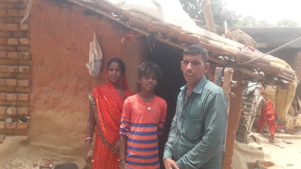 ILO_Childlabour's tweet photo. The @ILAB_DOL @ILO #MAP16 project in India is connecting underserved groups in Bihar with government services. Over 160 families listed in the #childlabour tracking system can now access education, housing, health, skills training, and financial inclusion services 📚🏠⚕️💰 https://t.co/KGbxl2U9vZ