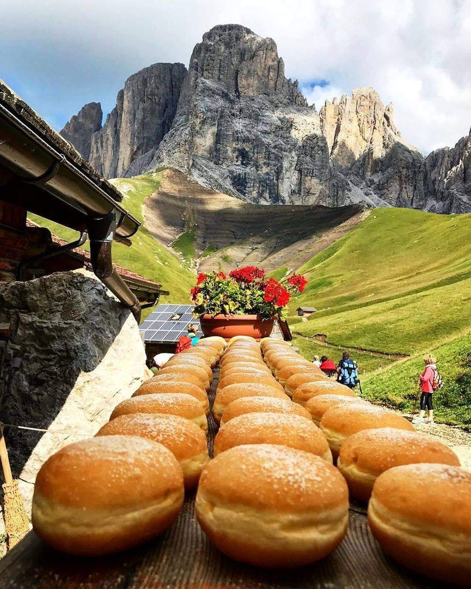 TasteAtlas's tweet image. Krapfen in Trentino, Italy 🇮🇹

tasteatlas.com/krapfen
tasteatlas.com/bombolini

Although Bomboloni are eaten in most of Italy, people in Trentino eat Krapfen, under the Austrian influence. 

Photo: @leonardopivato86

#krapfen #bombolini