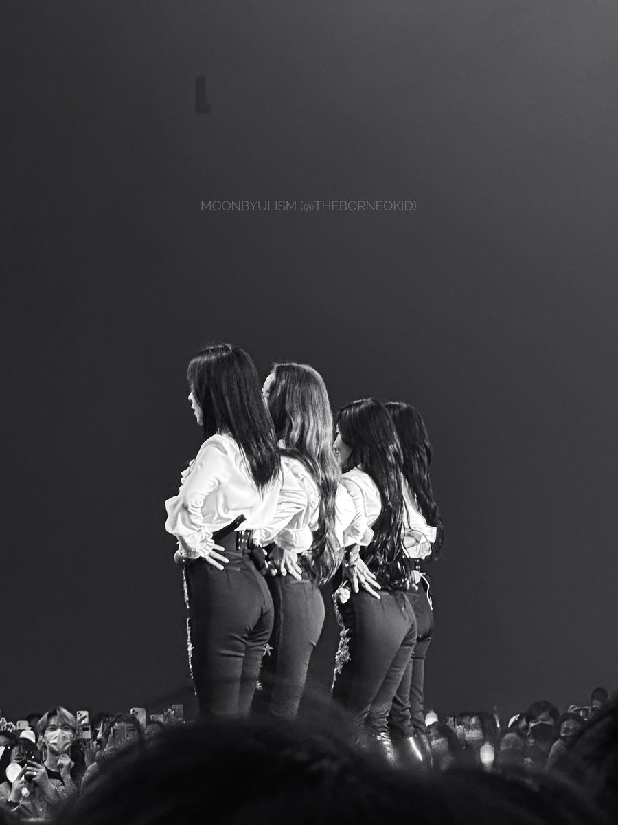 TheBorneoKid's tweet photo. #MAMAMOO #MYCON_inBKK 

Here come the breath taking killer shoots for MAMAMOO MYCON in Bangkok. Filled with lots of loves, lots of gratefulness, lots of good memories.

Thank you once again, my life changer MAMAMOO❤️

* Click for full images. 

#MAMAMOOinbkk https://t.co/M9nndkYWbF